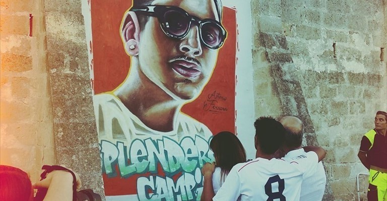 VIDEO - I genitori del giovane campione vedono per la prima volta il murales che lo raffigura