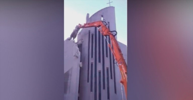 La demolizione della chiesa Don Bosco
