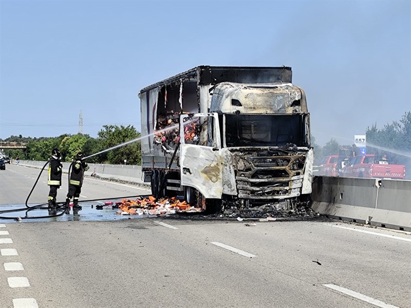 Fiamme dal camion in corsa con il conducente bloccato in cabina salvo per miracolo 