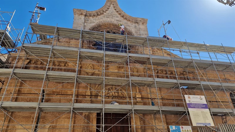 La facciata della chiesa madre di Manduria La facciata della chiesa madre di Manduria