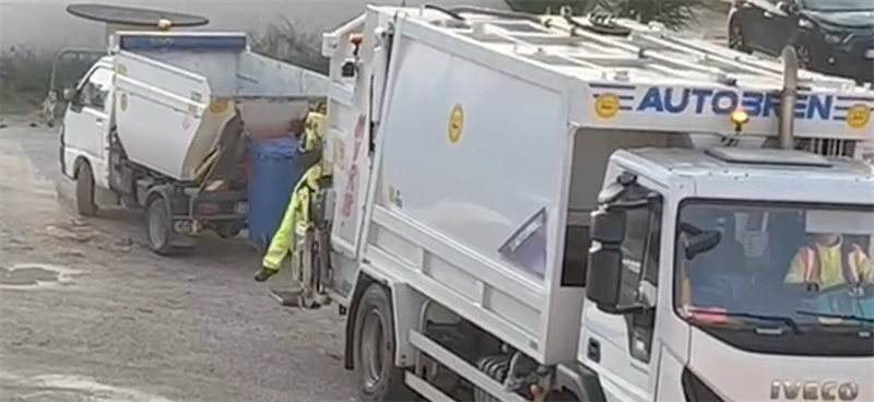  Manduria: Travaso di rifiuti da un compattatore  all'altro: spunta il video