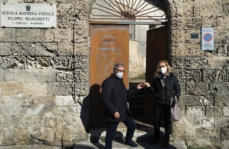 Il sindaco Pecoraro consegna alla Asl le chiavi dell'ex asilo Il sindaco Pecoraro consegna alla Asl le chiavi dell'ex asilo