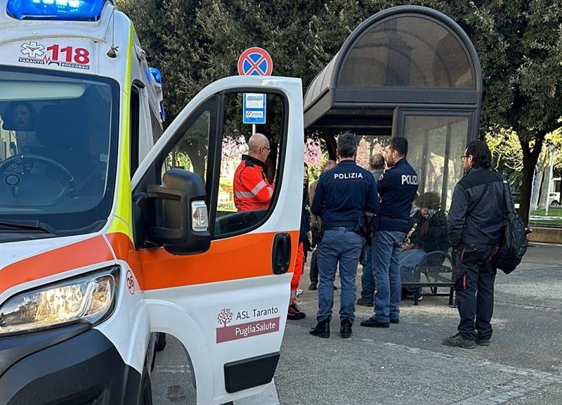 Rissa tra studenti alla fermata del pullman a Manduria, in tre finiscono in ospedale