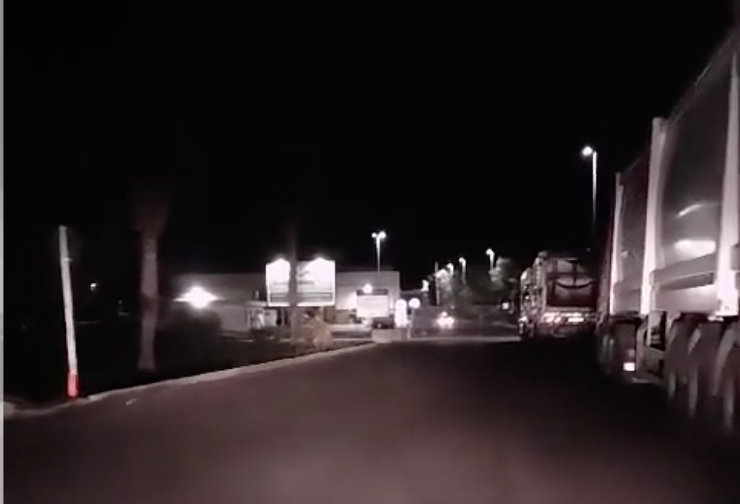 Colonne di compattatori anche di notte alle porte della discarica Manduriambiente IL VIDEO
