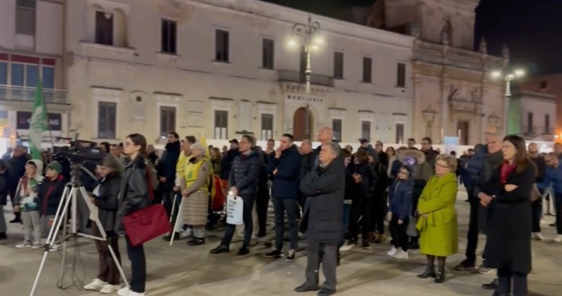 La piazza delle manifestazione No discarica