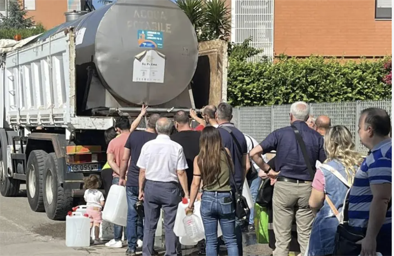 Autobotti per l'acqua potabile (Foto di repertorio)