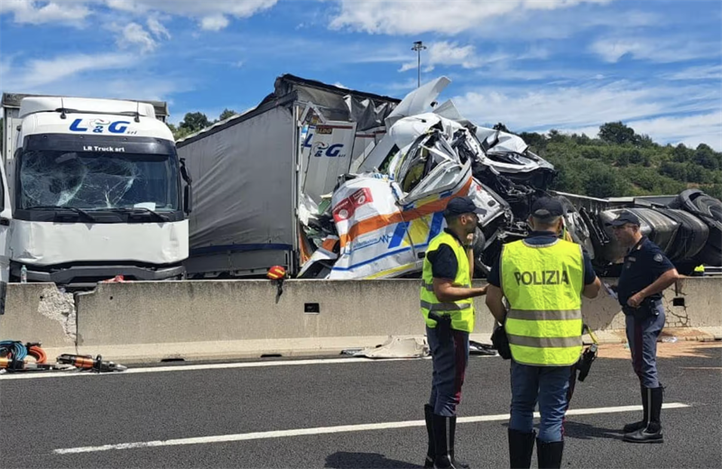 Ambulanza schiacciata dal tir, morti due volontari e il paziente a bordo