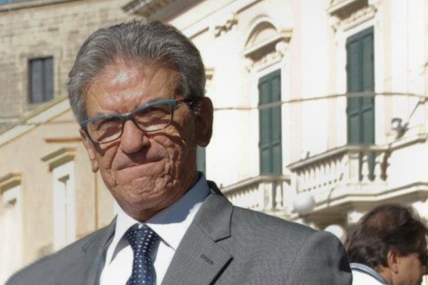Manduria, il sindaco Pecoraro difende lido Momà (e firma il bilancio della società) 