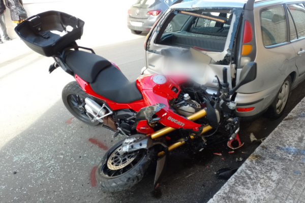 Scontro auto moto nel centro abitato di Manduria, motociclista in ospedale