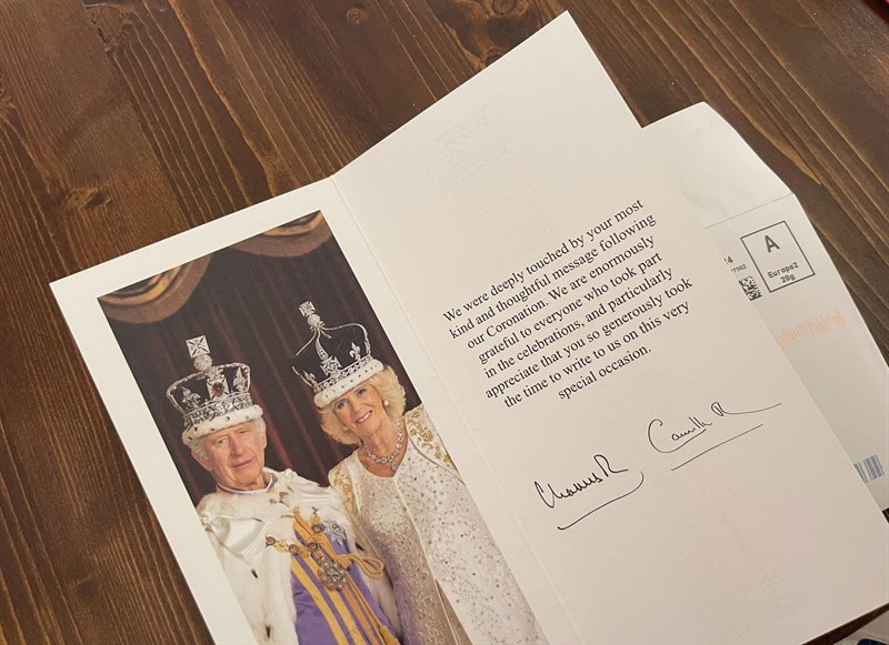 La cartolina autografa deI reali inglesi