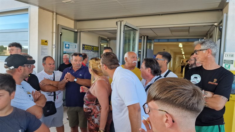 La dirigenza e la tifoseria biancoverde al termine dell'incontro La dirigenza e la tifoseria biancoverde al termine dell'incontro