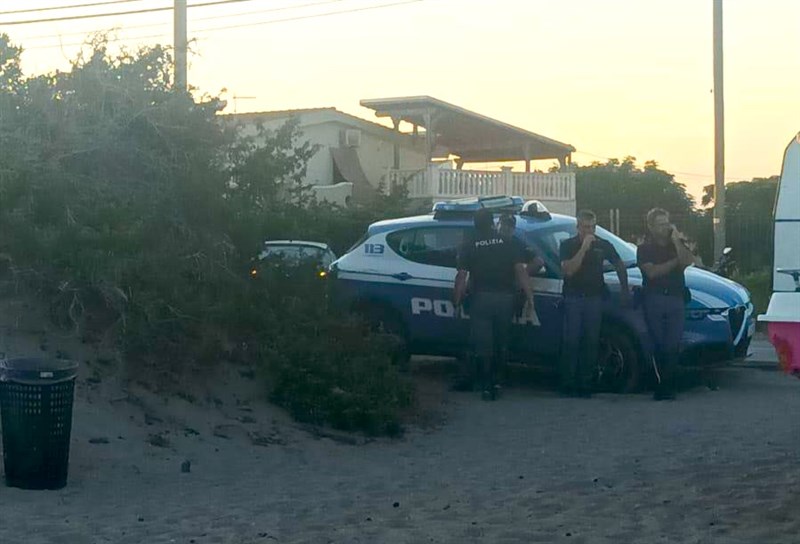 La polizia sulla spiaggia La polizia sulla spiaggia
