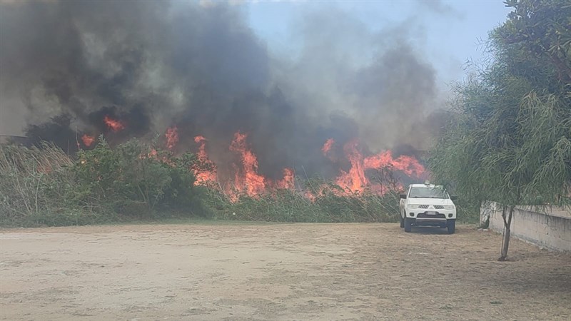 Il fuoco brucia un ettaro di vegetazione nella riserva del fiume Chidro IL VIDEO