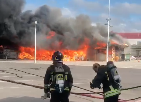 Spaventoso incendio alle porte di Taranto IL VIDEO
