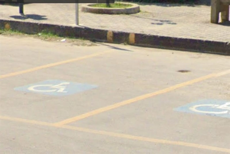 Soste per disabili attaccate una all'altra Soste per disabili attaccate una all'altra