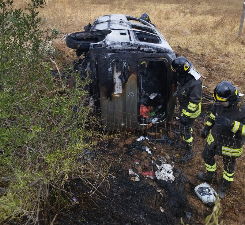 L'auto distrutta dal fuoco L'auto distrutta dal fuoco