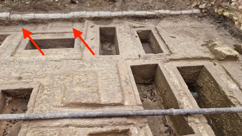 Le tombe ancora piene di terra