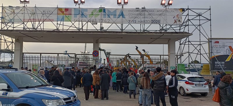 La gente ai cancelli della Fiera La gente ai cancelli della Fiera