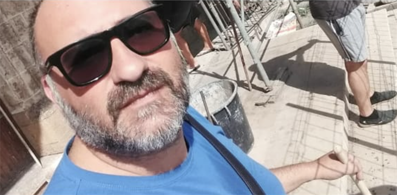 I parrocchiani puliscono la base dell'impalcatura della chiesa San Michele Arcangelo