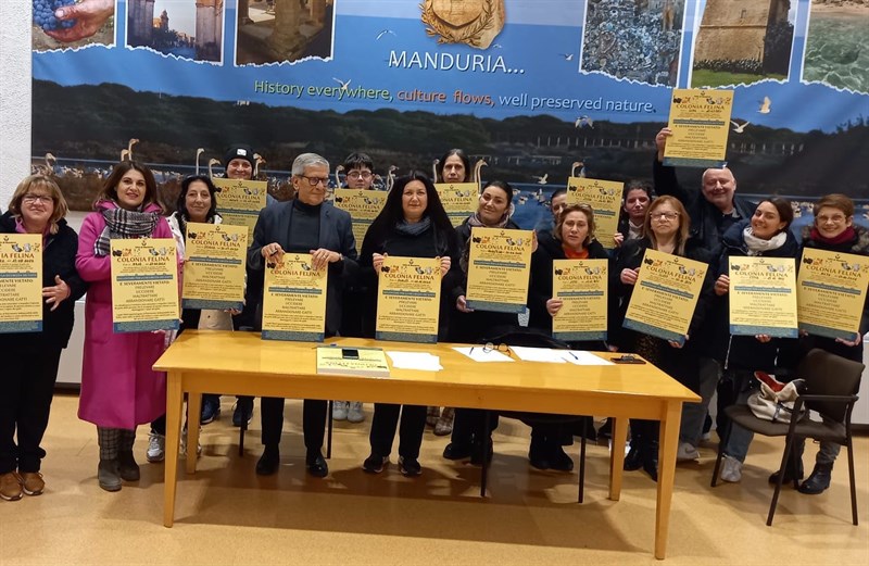 Il gruppo di gattare ricevono la targa Il gruppo di gattare ricevono la targa