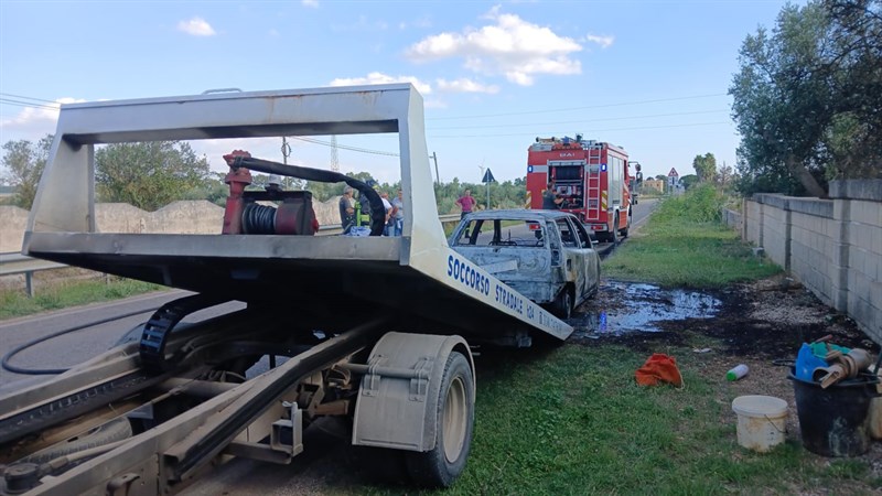 L'auto incendiata L'auto incendiata