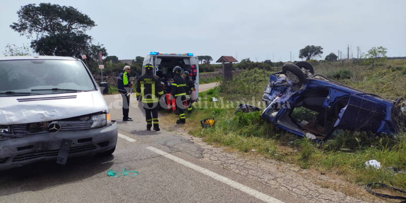 Scontro all'incrocio sulla  Avetrana Nardò, due feriti in ospedale