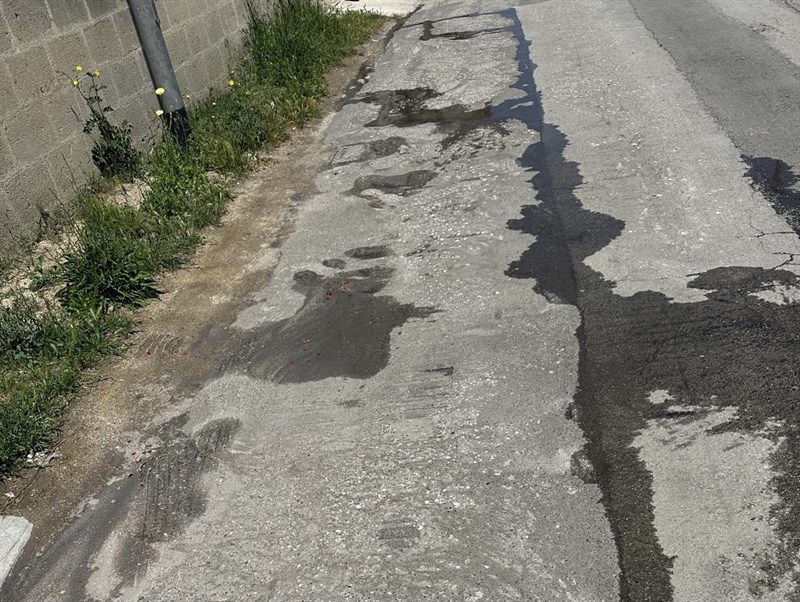 Via Fratelli Cervi invasa dai liquami e dal fetore
