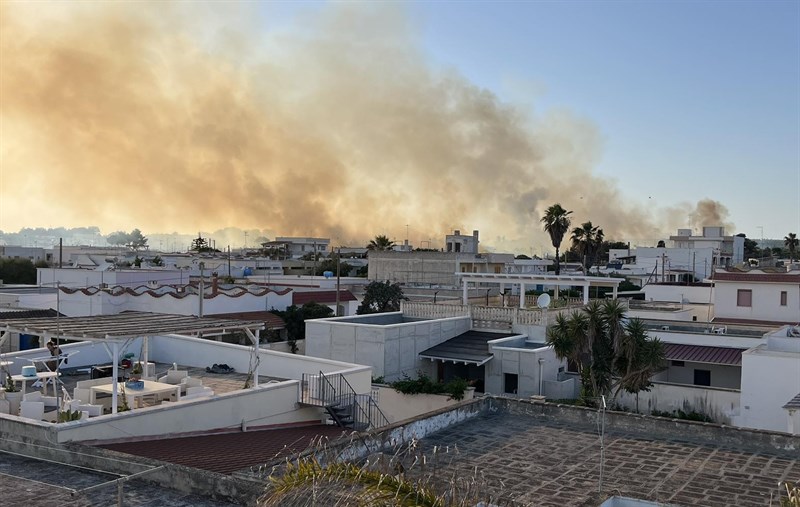 Fiamme e colonne di fumo tra le case al mare VIDEO E IMMAGINI