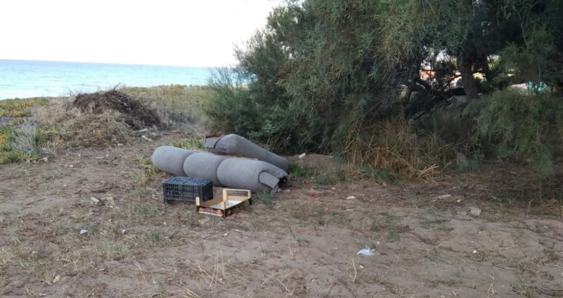 Il divano in spiaggia Il divano in spiaggia