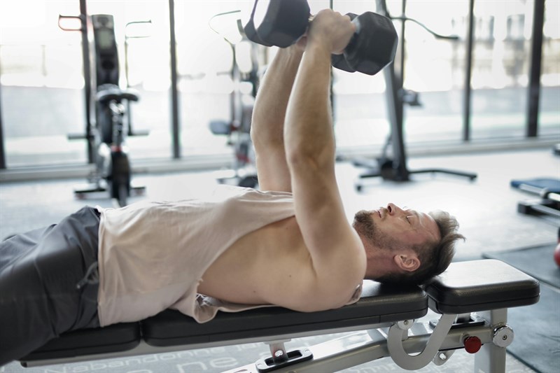 Tutto sulla Panca Piana: Guida Completa per l'Allenamento in Palestra
