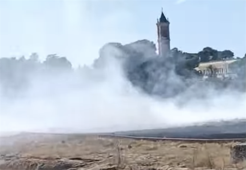 Fiamme nel parco, le squadre trovano il cancello chiuso