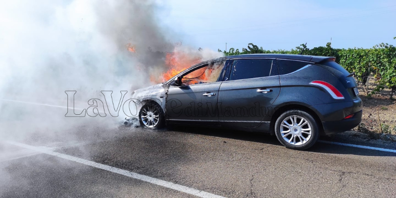 L'auto in fiamme L'auto in fiamme