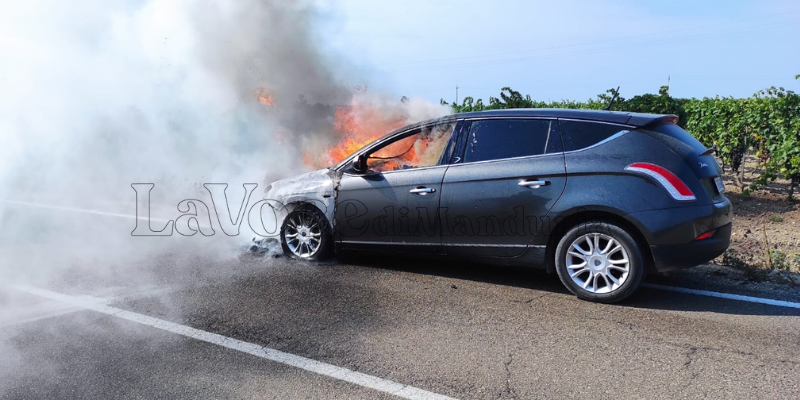 L'auto in fiamme