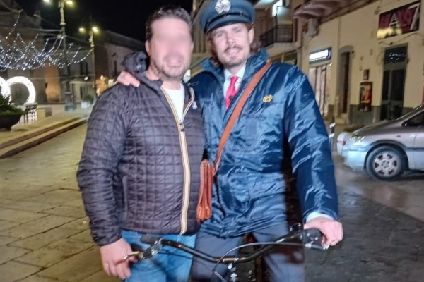 Il postino di C’è posta per te” a Manduria Il postino di C’è posta per te” a Manduria