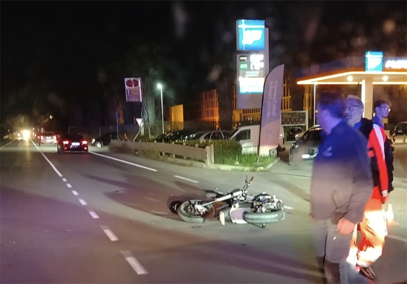 Moto contro auto, motociclista in ospedale