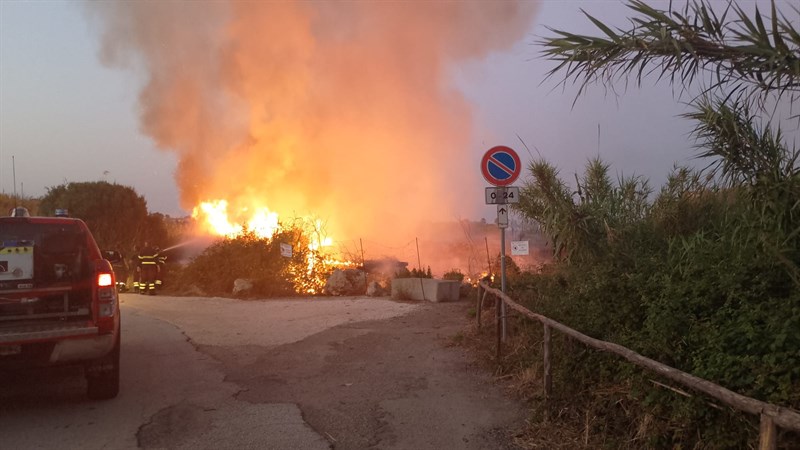Il fuoco distrugge il canneto del fiume Chidro