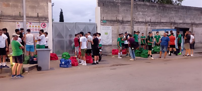 Calciatori in attesa che apra il Dimitri Calciatori in attesa che apra il Dimitri