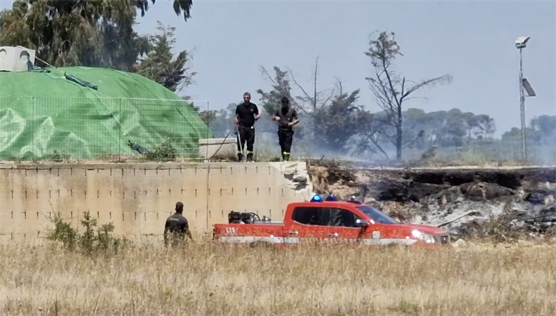 Ennesimo incendio minaccia la vecchia discarica: sfiorato il disastro ambientale in contrada "Li Cicci"