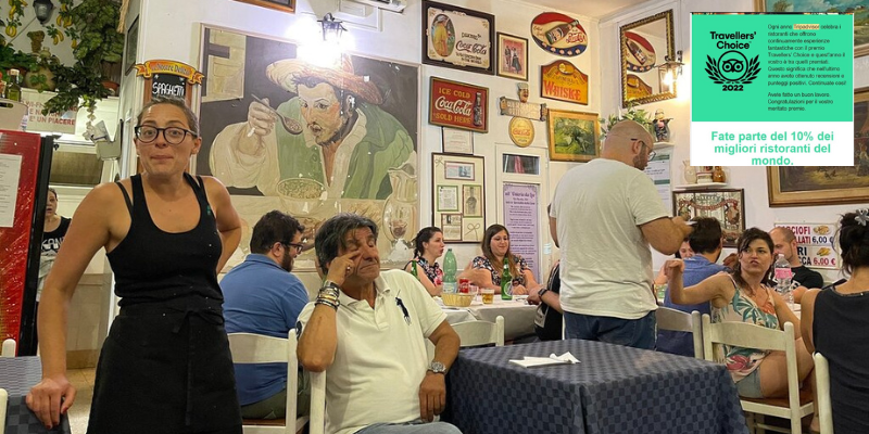 L'interno dell'Osteria Antichi Sapori, al centro, seduto, Leo L'interno dell'Osteria Antichi Sapori, al centro, seduto, Leo