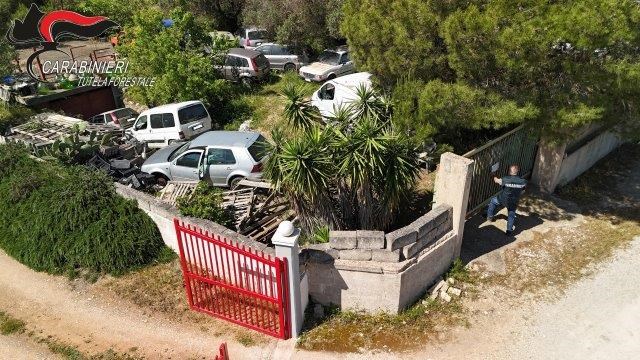 Scoperta a Manduria discarica abusiva di auto