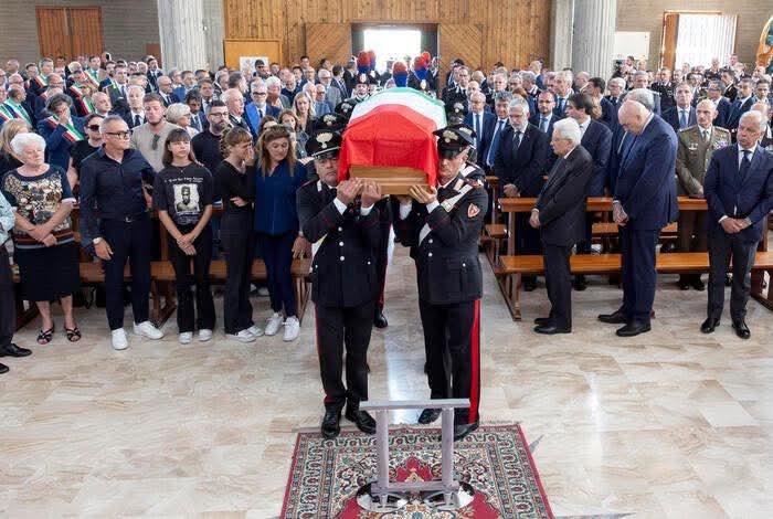 Il Paese si è fermato per l'ultimo saluto a Carlo Legrottaglie