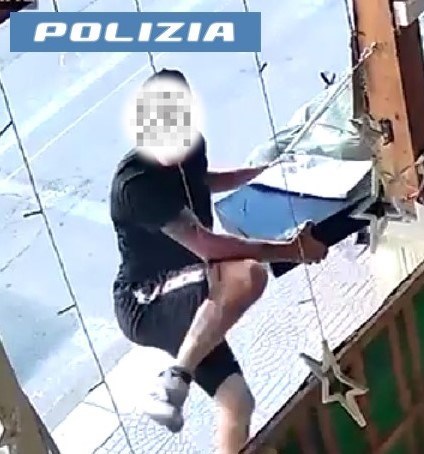 Scassina il registratore di cassa ma viene immortalato dalle telecamere