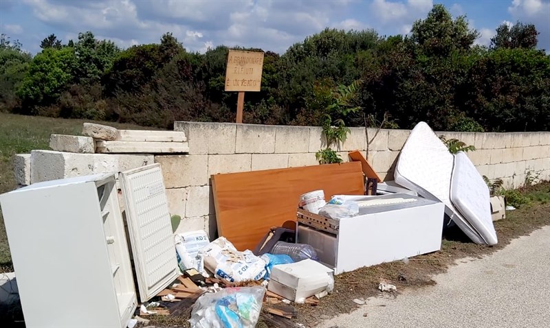 Rifiuti abbandonati Rifiuti abbandonati