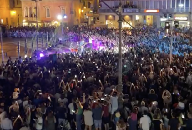 Paradiso riempie la piazza e strega i fans venuti da tutta la provincia IL VIDEO