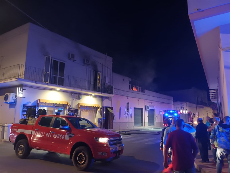 L’incendio di via Bell’acqua a Manduria L’incendio di via Bell’acqua a Manduria