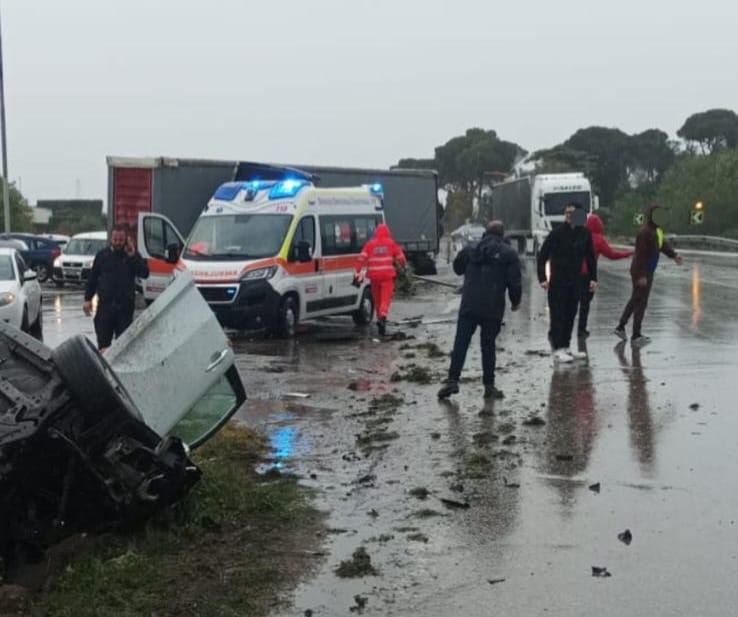 Auto contro tir, aggiornamento: due vittime, mamma e figlio di 12 anni e due feriti