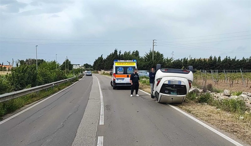Auto si cappotta sulla Manduria Uggiano