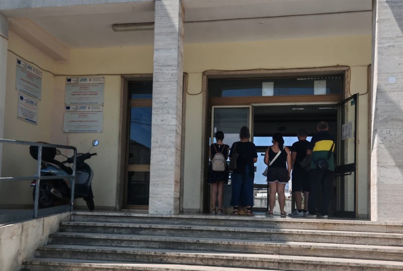 Scuola sguarnita di personale durante progetto PON: mamme chiamano i carabinieri 