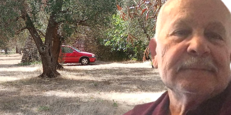 Vincenzo Dinoi e la sua auto trovata nelle campagne Vincenzo Dinoi e la sua auto trovata nelle campagne