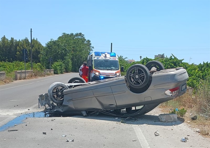 Si capotta con la Mercedes coupè, salva per miracolo sulla Sava-Francavilla